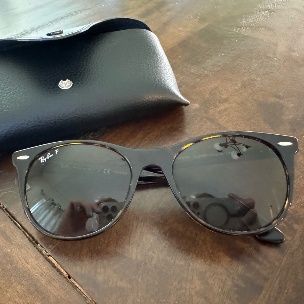 Ray-Ban Black Aviator Sunglasses Classic Design